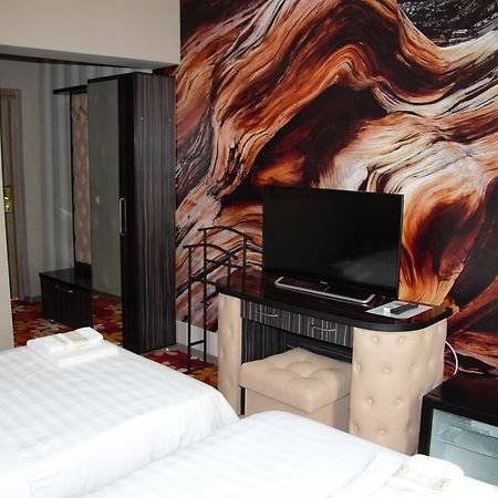Deluxe Plaza Hotel Almaty Bagian luar foto