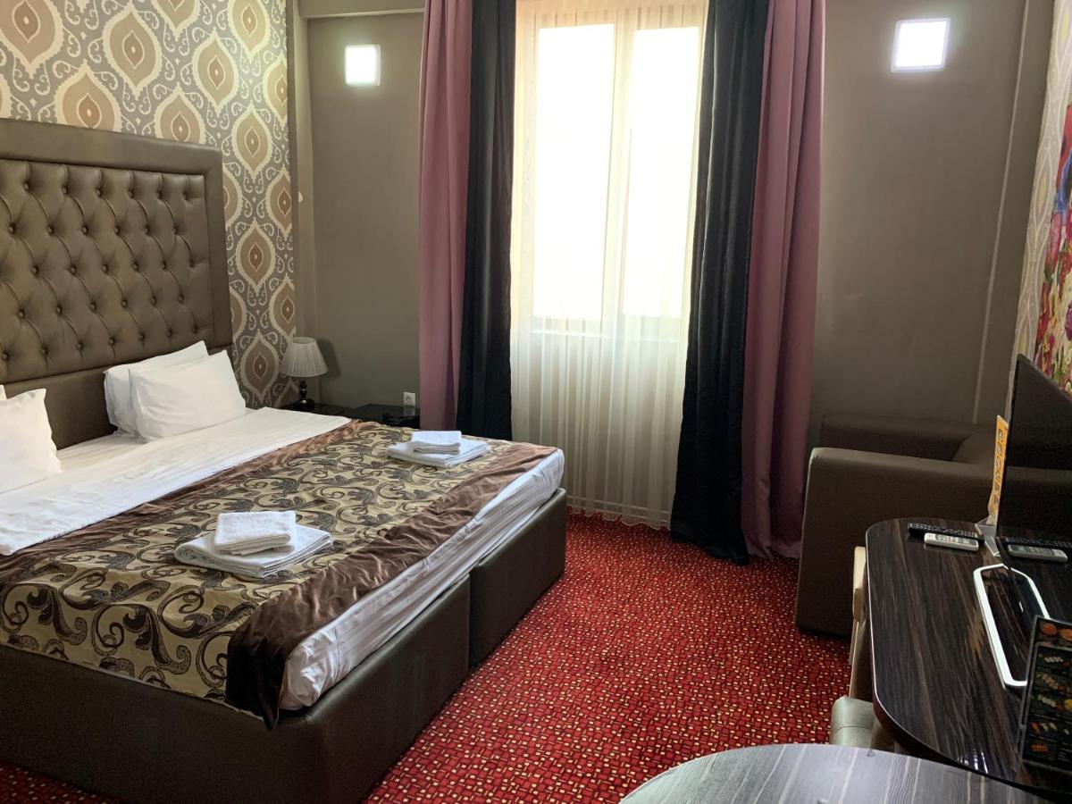 Deluxe Plaza Hotel Almaty Bagian luar foto