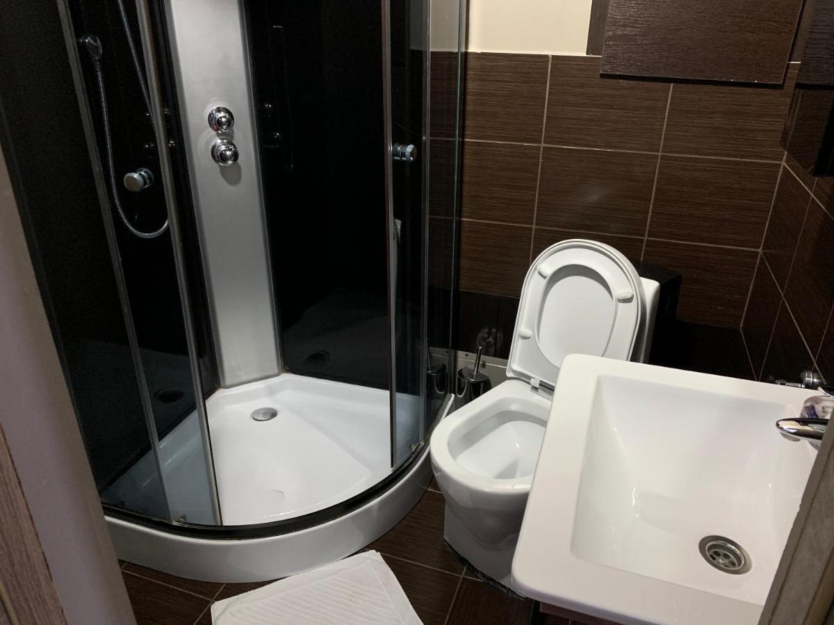 Deluxe Plaza Hotel Almaty Bagian luar foto