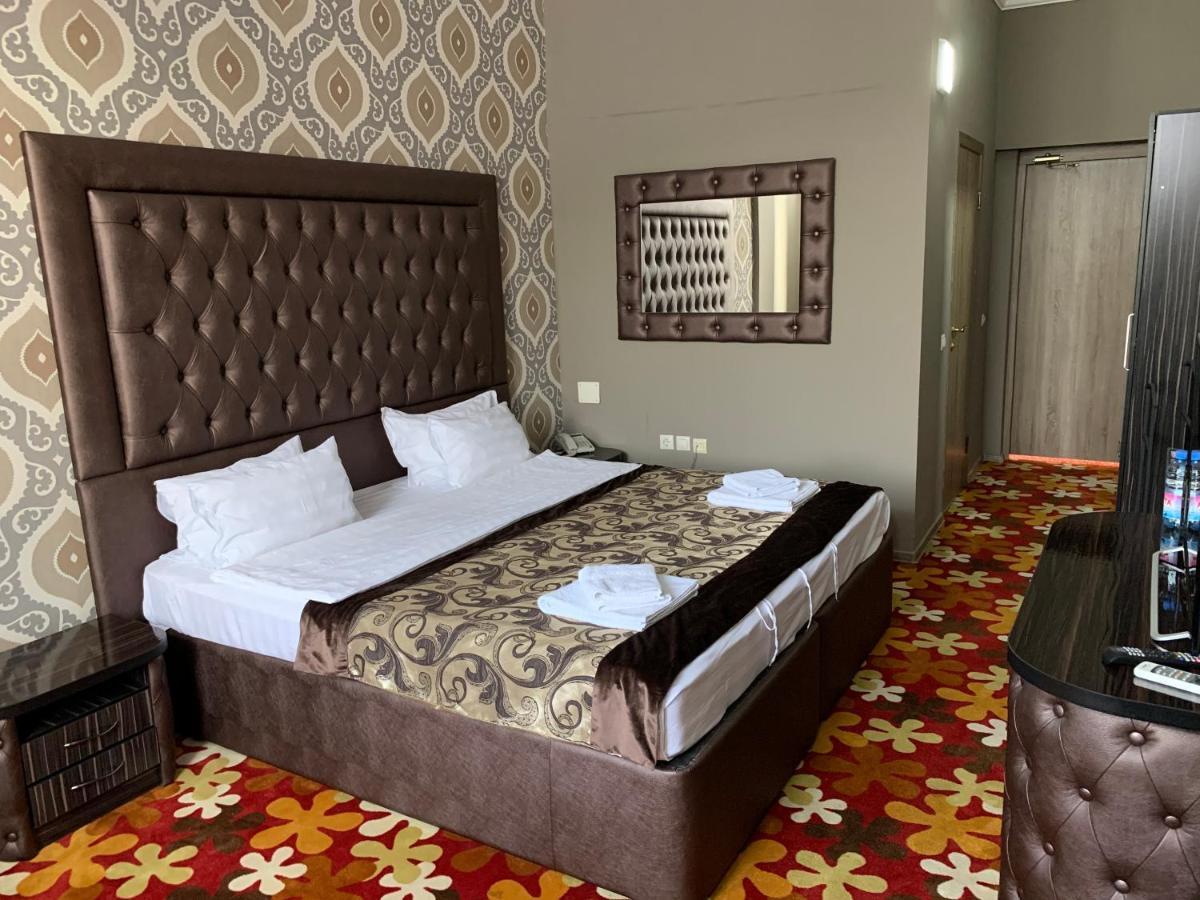 Deluxe Plaza Hotel Almaty Bagian luar foto