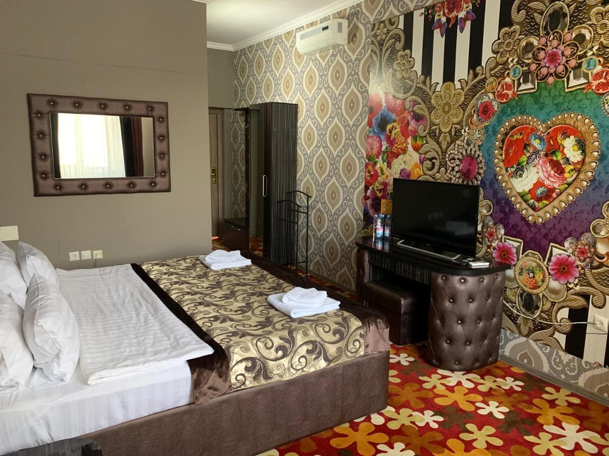 Deluxe Plaza Hotel Almaty Bagian luar foto