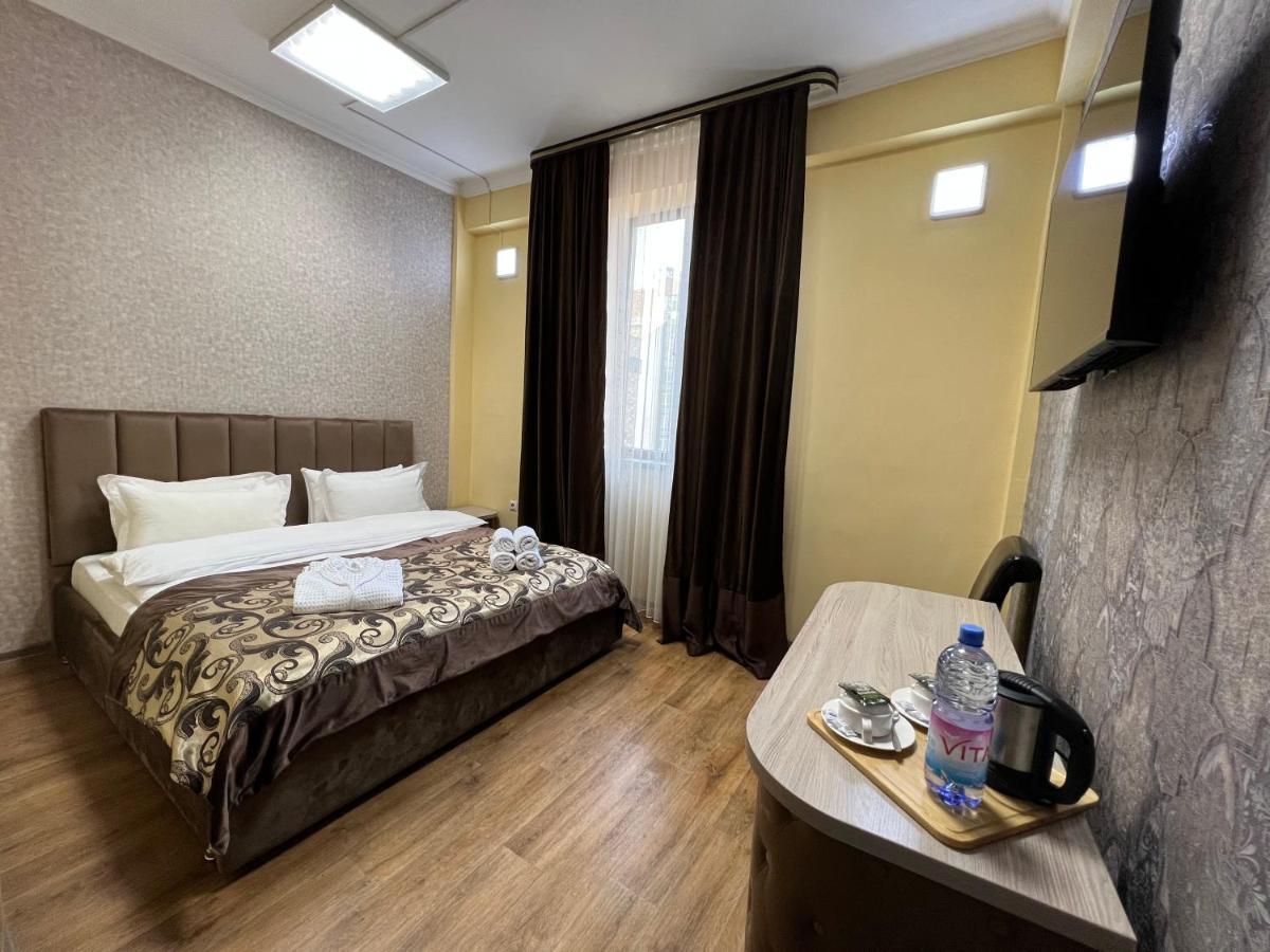 Deluxe Plaza Hotel Almaty Bagian luar foto