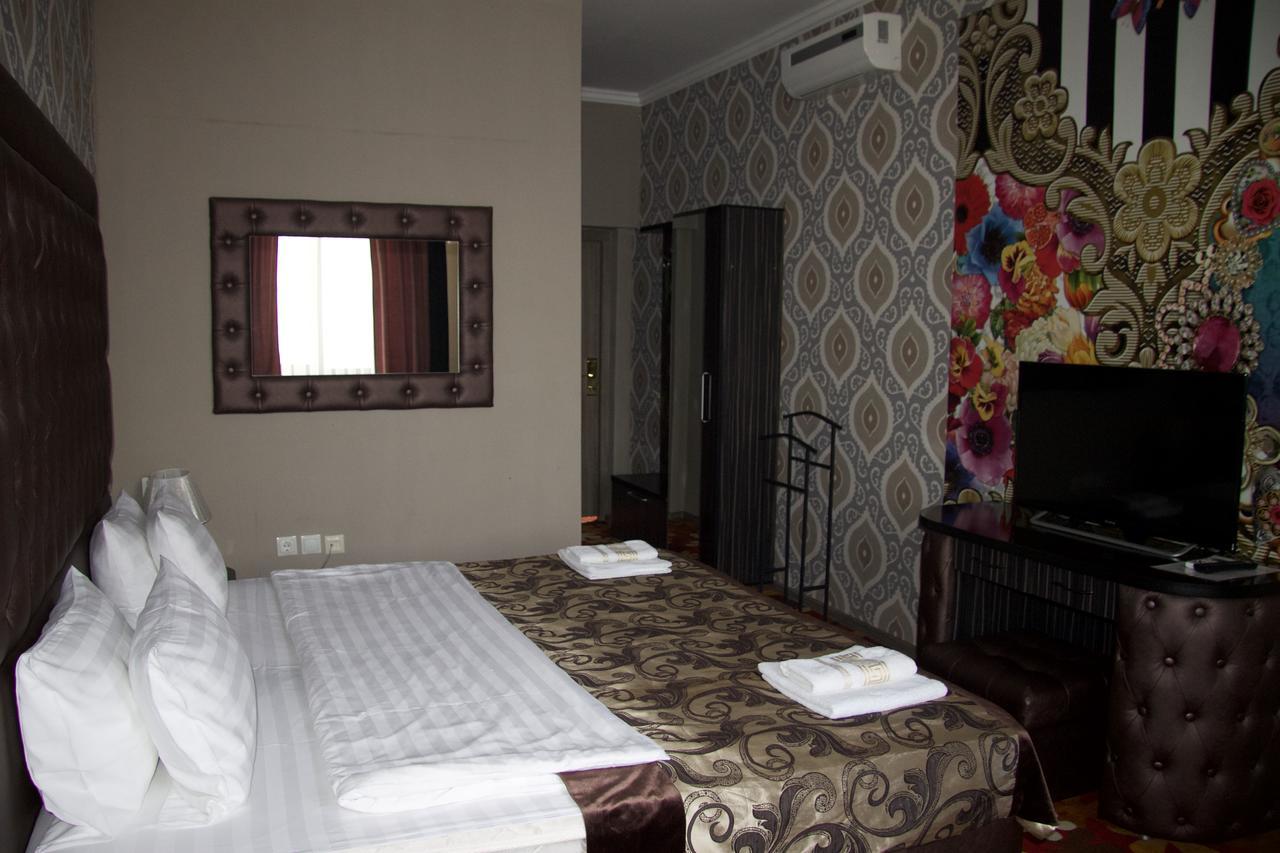 Deluxe Plaza Hotel Almaty Bagian luar foto