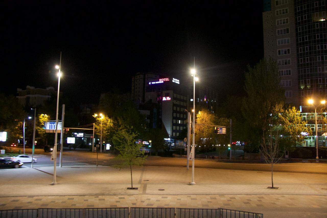 Deluxe Plaza Hotel Almaty Bagian luar foto