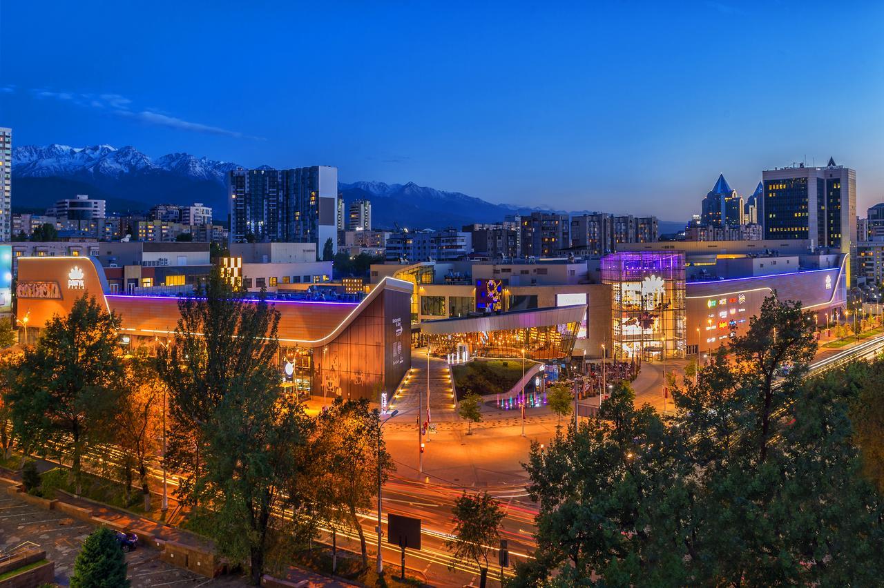 Deluxe Plaza Hotel Almaty Bagian luar foto