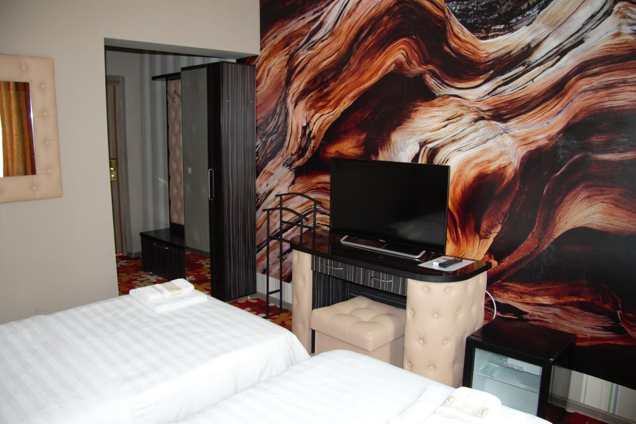 Deluxe Plaza Hotel Almaty Bagian luar foto